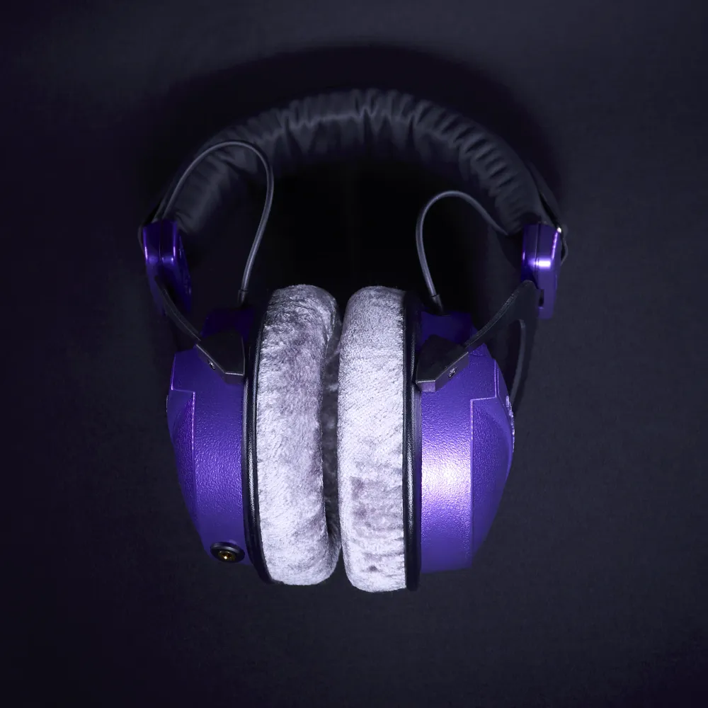 Beyerdynamic DT 770 Pro 250 Ohm – lakovaná metalická měděná povrchová úprava, odnímatelný kabelový mod Arachne Audio