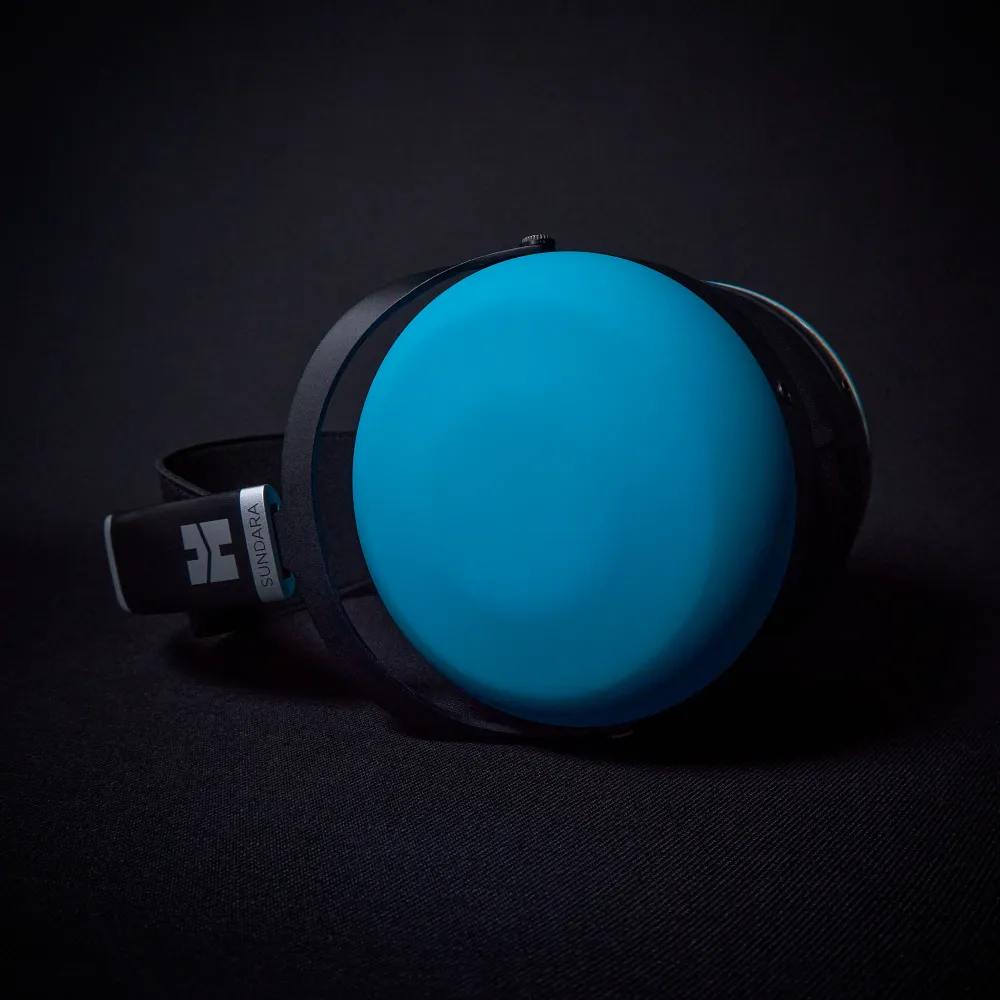Hifiman Sundara s uzavřenou zadní částí – jednorázová zakázková modrá edice Arachne Audio