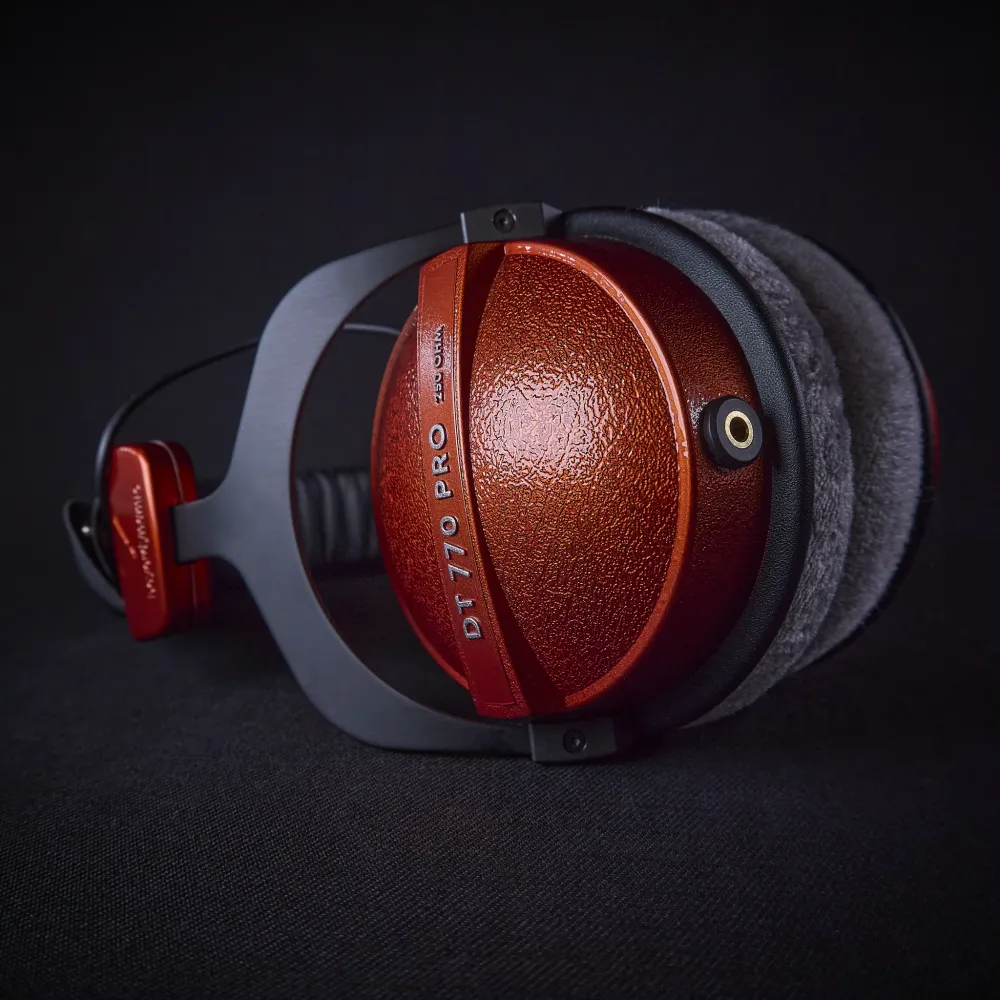 Sluchátka s malovaným potiskem na zakázku Arachne Audio