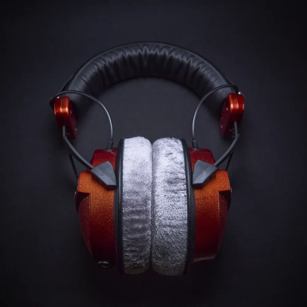 Sluchátka s malovaným potiskem na zakázku Arachne Audio