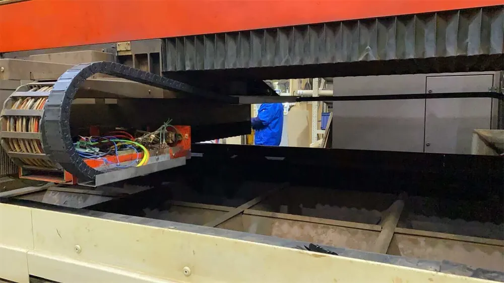 Služ přestavby laseru z CO2 laseru na vláknový laser Sky Fire Laser