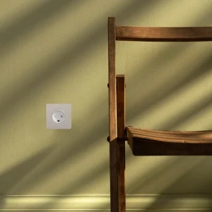 Kew Single Danish Type K Socket - Polished Nickel | White