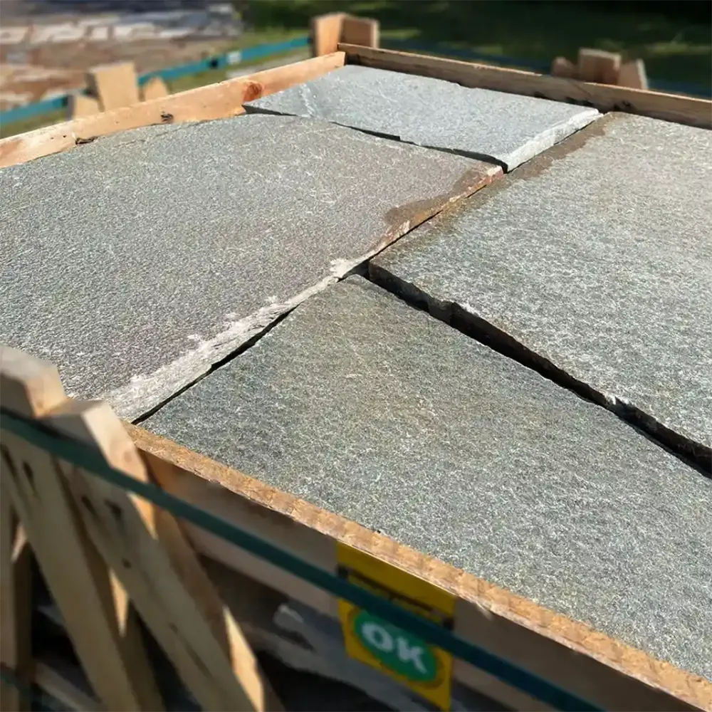 30 m² kvarcitové drcené kamenné desky Jasmares 2,5-4 cm za 77€/m² bez nákladů na dopravu